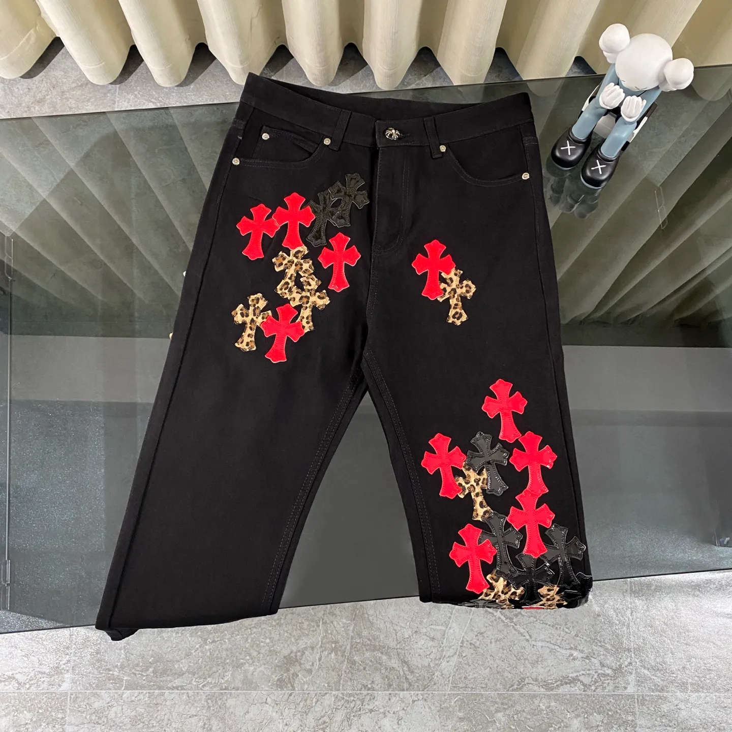 P250 CH Chromehearts St. Bart’s limited edition leopard print bright leather cross patchwork black heavy-duty jeans. The counter price is 34W level. The patchwork cross pattern is embellished and the jeans are washed! ! An absolutely high-end luxury product, a 1.9W-level god-level single product, a super popular product, made by top heavy industry, a magic weapon that cannot be missed! [About Zangyin] This is an extremely luxurious fashion brand that can also be called the aristocracy of the high street. It has always been an exclusive brand for some hipsters or rich second generations. Compared with ordinary high streets, it is more luxurious and noble. Compared with luxury brands, it is more fashionable and individual. It has always been a brand that I have a special liking for. [Top heavy industry fashion design] Consistently high-street luxury style. Speaking of this style, the Zangyin family and GU family are definitely the leading representative brands. Especially the Zangyin family has really achieved a state-of-the-art effect in creating high-street style. The unique washed material is used to create this style. The color system is already quite eye-catching. After it is decorated with patchwork cross flowers, it cleverly highlights the charm of the brand. Secondly, this style uses classic The high-waist cutting design highlights the long legs and fashionable temperament of the upper body. The brand is highly recognizable and the slim fit configuration is more suitable for daily wear. It is a product that interprets personality, fashion, and specifications at a glance. This single product is enough to make any fan excited. It can be a white T-shirt for a youthful college style, or a tight suspender for a royal style. It has strong matching ability and can be easily controlled by men.  [Materials and craftsmanship] Needless to say, this point goes without saying. As an excellent craftsman brand, Zangyin’s requirements for details and craftsmanship are really perfect. The washed color of this model has gone through so many processes, not to mention the embellishment of denim appliques. It is also purely hand-made and sewn. Just like what they believe in, only hand-made things have soul and have the meaning of wear. A top-notch heavy-duty fashionable denim item, I look forward to your perfect interpretation! !  Color: Black Size: 28-36